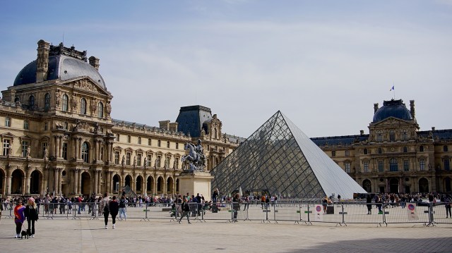 Pic 2022-0412 11 Paris Louvre Museum 11