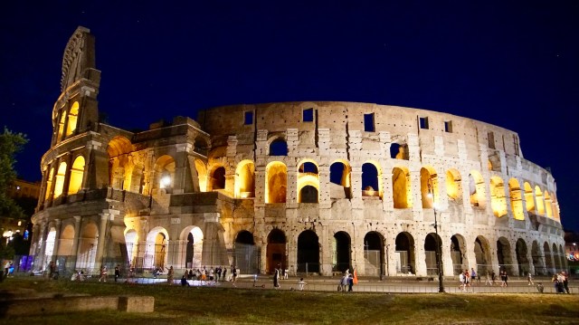 Pic 2022-0625 02 Roma Colleseum Area at Night 17